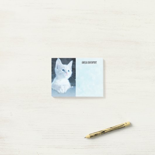 Schattig wit kitten met  blauwe ogen post-it® notes (Op bureau)