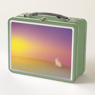 Schattig wit konijn op grasheuvel bij zonsopgang