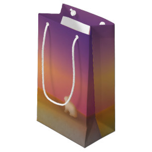 Schattig wit konijn op grasheuvel bij zonsopgang klein cadeauzakje