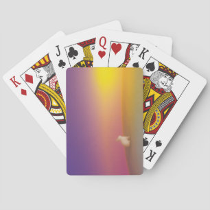 Schattig wit konijn op grasheuvel bij zonsopgang pokerkaarten