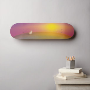 Schattig wit konijn op grasheuvel bij zonsopgang skateboard