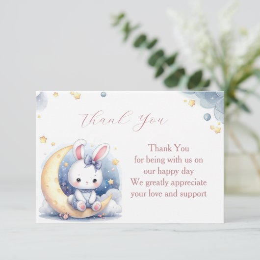 Schattig wit konijntje dat op de maan zit bedankkaart (Staand voorkant)