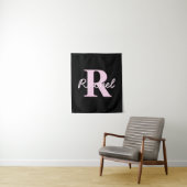 Schattige aanpasbare monogram | Lichtroze & Zwart Wandkleed (In situ)