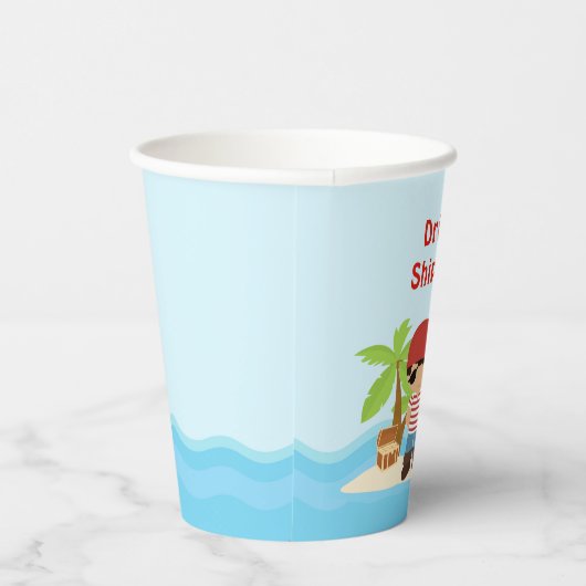 Schattige Afro-Amerikaanse piratenjongen in het ro Papieren Bekers (Rechts)