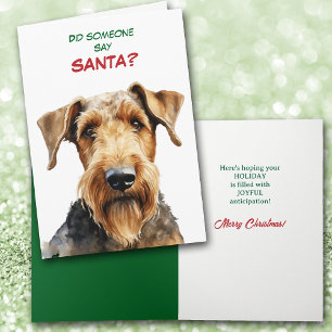 Schattige Airedale Terrier zoekt naar Kerstman Feestdagen Kaart