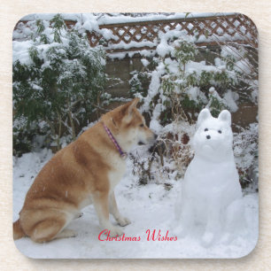 schattige akita die zit met sneeuwman in de sneeuw bier onderzetter