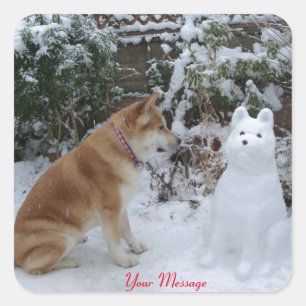 schattige akita die zit met sneeuwman in de sneeuw vierkante sticker