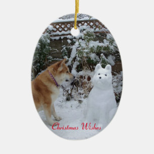 schattige akita die zit met sneeuwsneeuwhond keramisch ornament