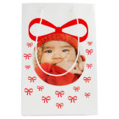 Schattige Baby eerste kerstfoto met rode bogen Medium Cadeauzakje (Voorkant)