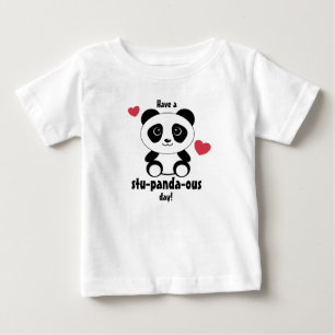Schattige baby panda in winter sneeuw grijs