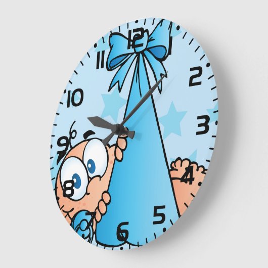 Schattige babyjongen met fopspeen in een draagdoek grote klok (Hoek)