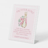 Schattige Beatrix Potter Konijn Roze Bloemen Baby Reclamebord Met Voetstuk (Voorkant)