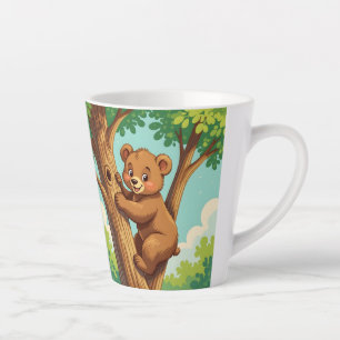 Schattige beer klimt in een boom latte mok