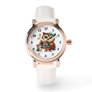 Schattige beoordeelde leraar uil horloge