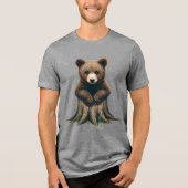 Schattige Beren welp zittend op boomstronk Tri-Blend Shirt (Voorkant)