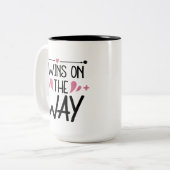 Schattige bericht toevoegen Tweelingen komen Tweekleurige Koffiemok (Voorkant links)