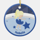 Schattige blond schaatsen meisje aangepaste blauw  keramisch ornament (Voorkant)