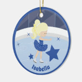 Schattige blond schaatsen meisje aangepaste blauw  keramisch ornament (Links)