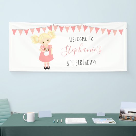 Schattige Blond Verjaardagsmeisje en Puppy Spandoek (Beurs)