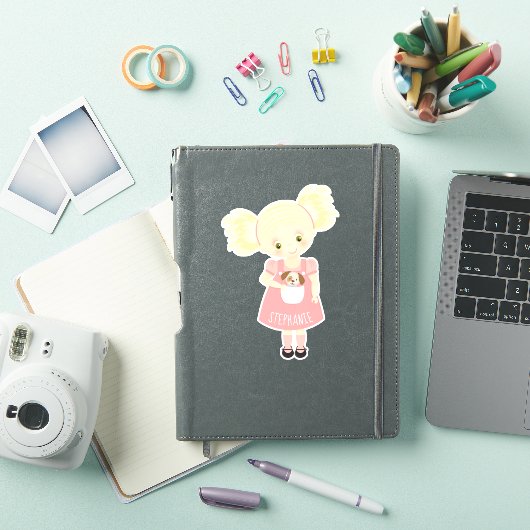Schattige Blond Verjaardagsmeisje en Puppy Sticker (iPad Cover)