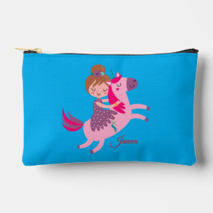 Schattige blondine haired meisje rijden op een een etui
