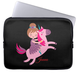 Schattige blondine haired meisje rijden op een een laptop sleeve