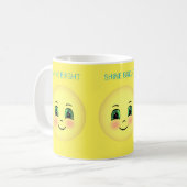 Schattige blush blij gezicht op geel koffiemok (Voorkant links)