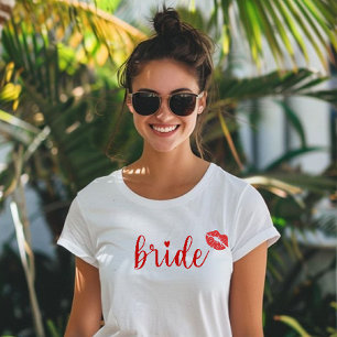 schattige bruid met rode lippen en hart t-shirt