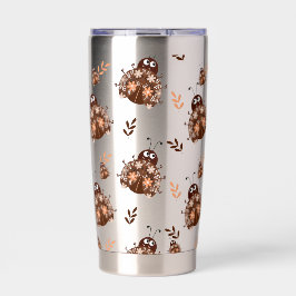 Schattige bruin en beige lieveheersbeestje en bloe geïsoleerde drinkbeker