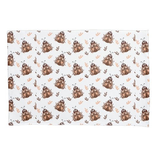 Schattige bruin en beige lieveheersbeestje en bloe kussensloop (Voorkant)