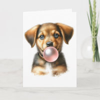 Schattige bruine puppyhond die bubbelgom blaast op
