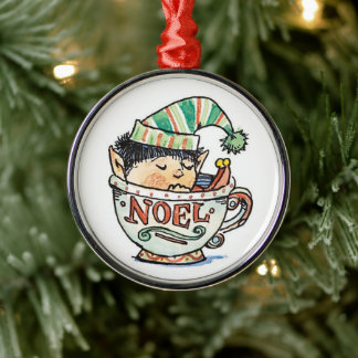 Schattige Cartoon Kerstelf Slapend in een Theekopj Metalen Ornament