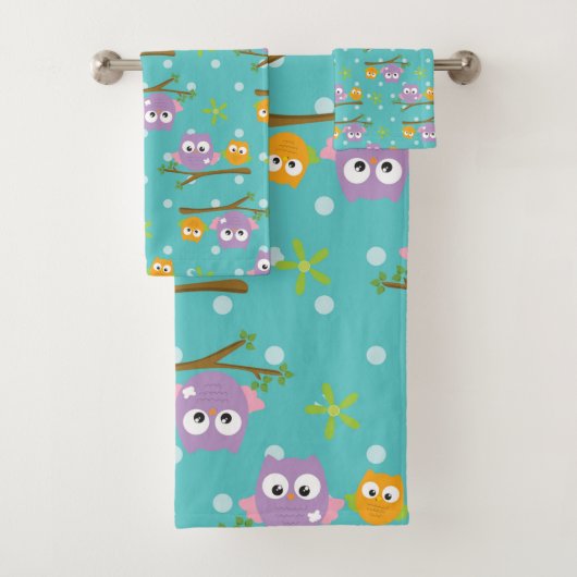 Schattige Cartoon Style Uilen op Branch Print Bad Handdoek (Insitu)