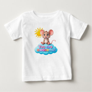 Schattige cartoonmuis zittend op een wolk