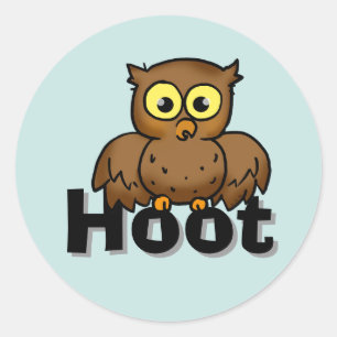Schattige Cartoonuil zittend op Hoot-woordkunst Ronde Sticker
