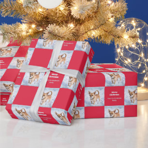 Schattige Chihuahua-hond in sneeuw Rood Kerstmis Cadeaupapier