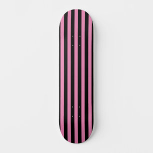 Schattige chique roze en zwart verticaal gestreept skateboard