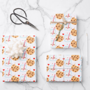 Schattige chocoladekoekje en melkglas inpakpapier vel