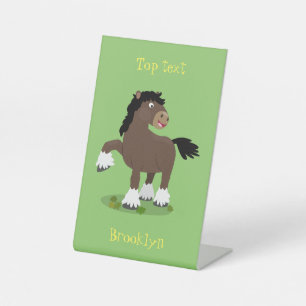 Schattige Clydesdale trekpaard cartoon illustratie Reclamebord Met Voetstuk