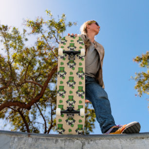 Schattige Dog w Pet en Shamrock St Patrick's Patte Skateboard