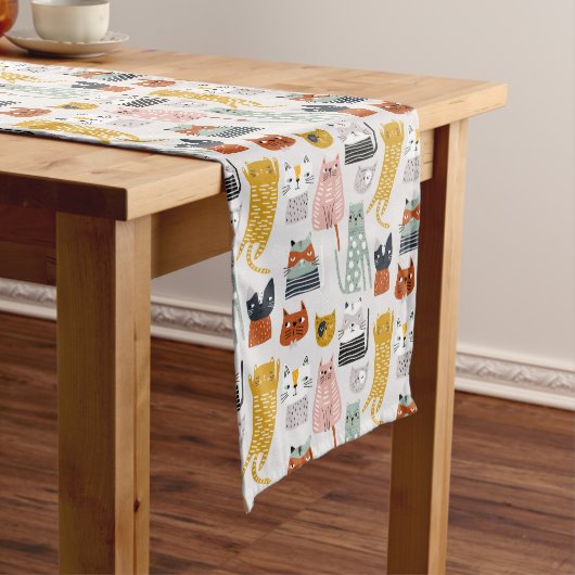 Schattige Doodle Hand getrokken kattenpatroon Medium Tafelloper (Voorbeeld)