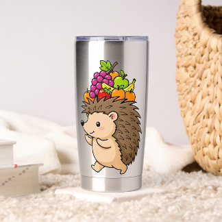 Schattige egel met vers fruit geïsoleerde drinkbeker