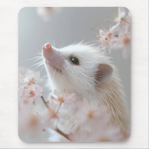 Schattige egel tussen de voorjaarsbloesems muismat