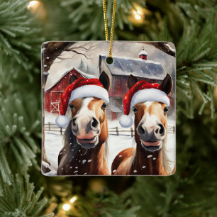 Schattige en grappige kerstpaarden schuur keramisch ornament