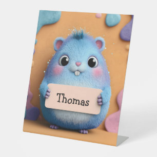 Schattige Fluffy Blauwe Hamster met een Bord met N Reclamebord Met Voetstuk