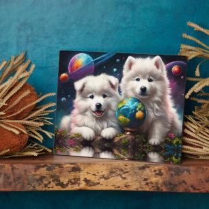 Schattige Fluffy Samojeden Puppies, Ruimte Aarde B Fotoplaat