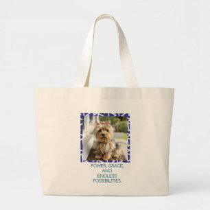 schattige Fluffy Yorkshire Terrier op de veranda Grote Tote Bag