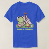 Schattige Frog bij Campfire Hoppy Camper Pun T-shirt (Design voorkant)
