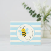 Schattige Geel & Zwart Bijen op Baby Blauwe Strepe Briefkaart (Staand voorkant)