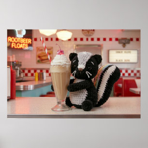 Schattige Gehaakte Stinkdier bij Retro Diner Poster
